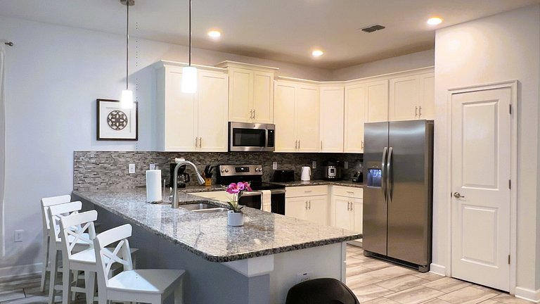 1554OL-New Listing- 9 bed/5 bath-Private Pool&SPA