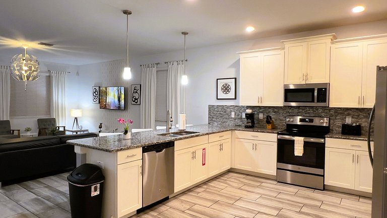 1554OL-New Listing- 9 bed/5 bath-Private Pool&SPA