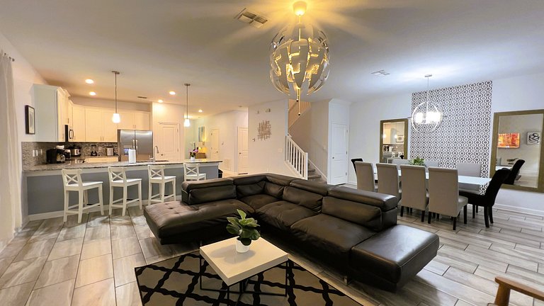 1554OL-New Listing- 9 bed/5 bath-Private Pool&SPA