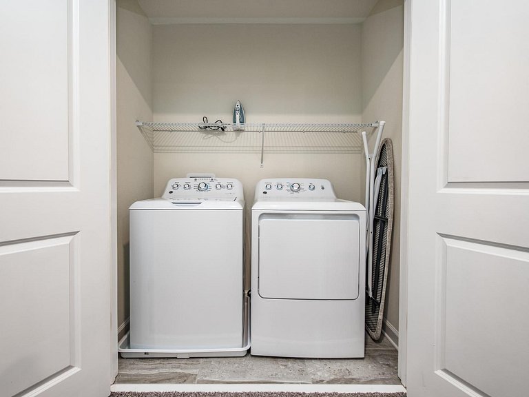 1554OL-New Listing- 9 bed/5 bath-Private Pool&SPA