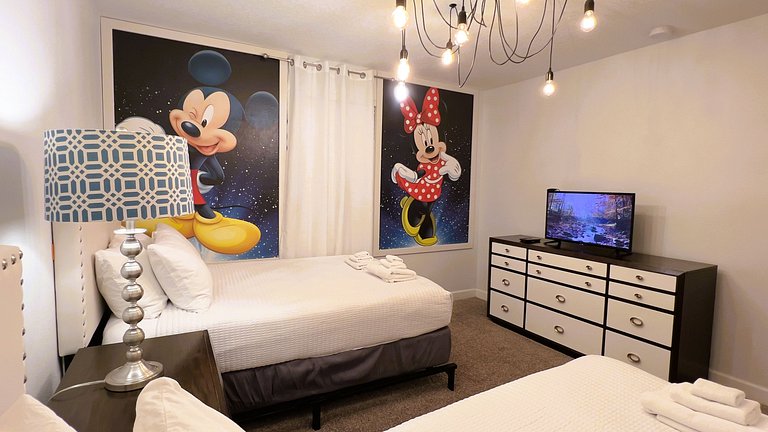 1554OL-New Listing- 9 bed/5 bath-Private Pool&SPA