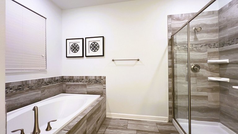 1554OL-New Listing- 9 bed/5 bath-Private Pool&SPA