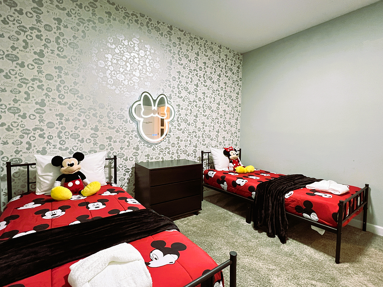 4263PD-New Listing- 5 bed/4 bath-Private Pool