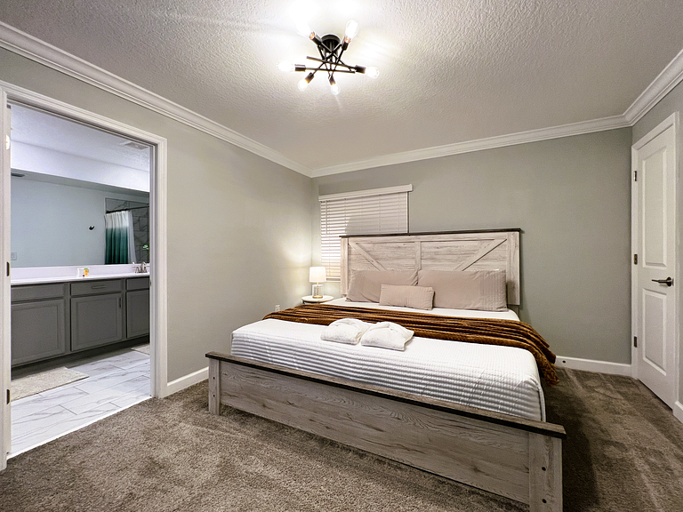 4263PD-New Listing- 5 bed/4 bath-Private Pool