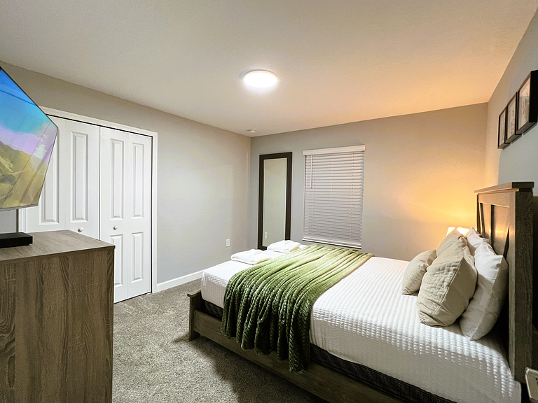 4263PD-New Listing- 5 bed/4 bath-Private Pool