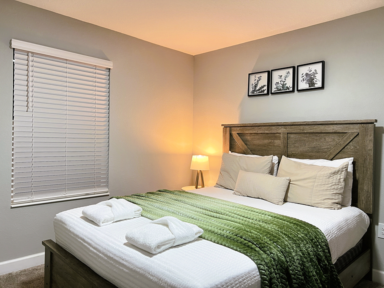 4263PD-New Listing- 5 bed/4 bath-Private Pool