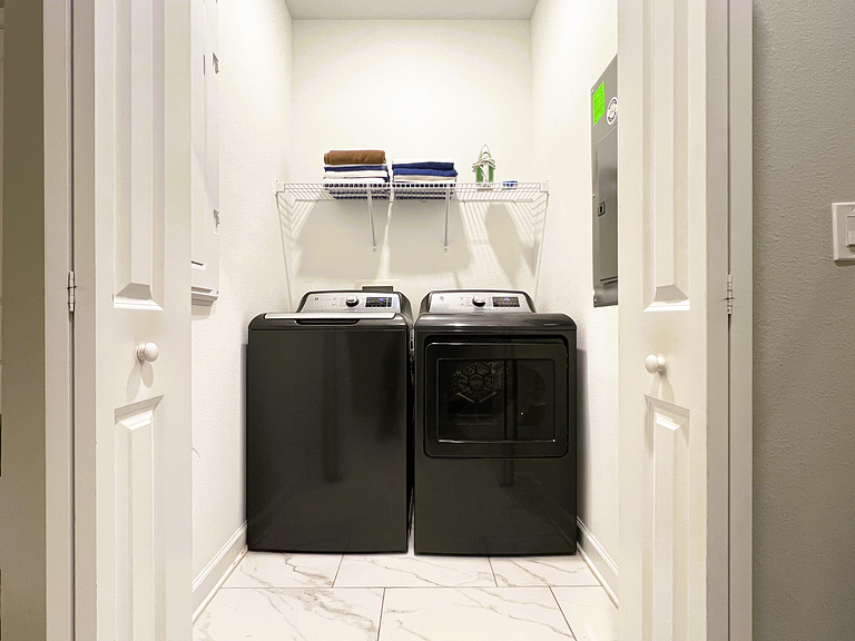 4263PD-New Listing- 5 bed/4 bath-Private Pool