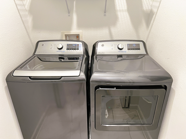 4263PD-New Listing- 5 bed/4 bath-Private Pool