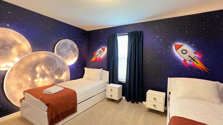 New Listing 10BR/8BA, Private Pool/SPA near Disney