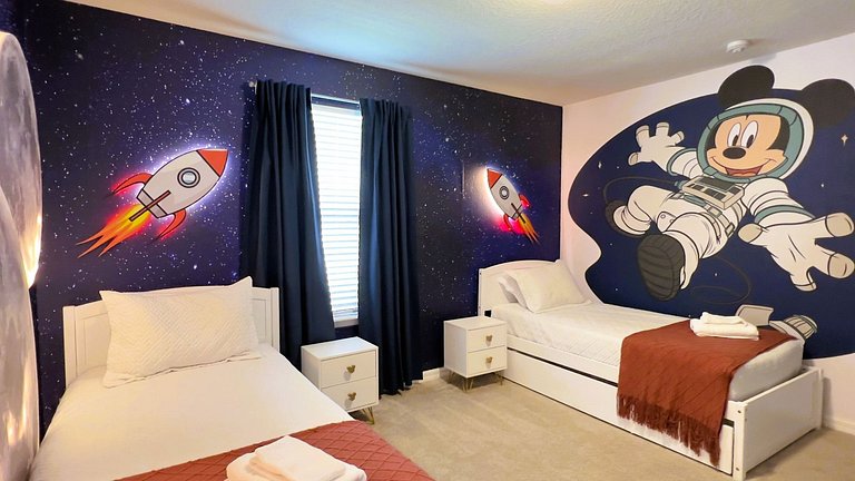 New Listing 10BR/8BA, Private Pool/SPA near Disney